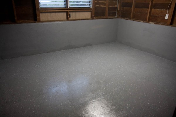 Finally the floor in the basement room is coated. We did the concrete walls too, just to make it look a bit cleaner. 