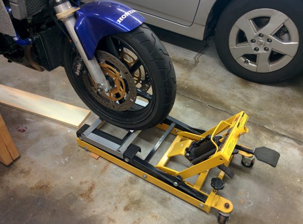 This holder makes it possible to jack up the front wheel of the bike with the bike lift.
